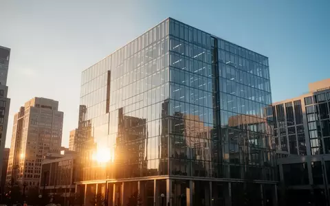 Moderne Glasfassade eines Bürogebäudes im Finanzviertel bei Sonnenuntergang. - Foto: über boerse-global.de