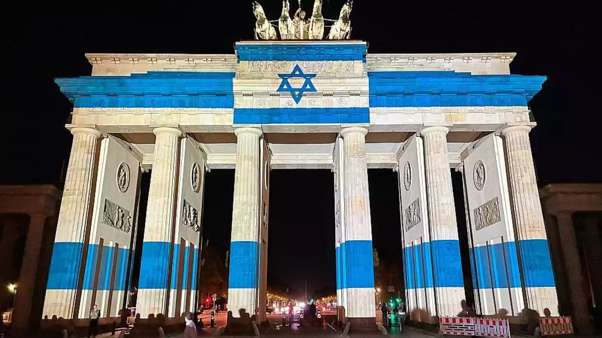 Brandenburger Tor in den Farben Israels angestrahlt