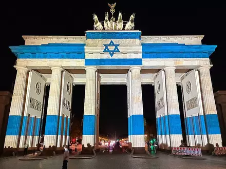 Brandenburger Tor in den Farben von Israel am 07.10.2026 - Foto: via dts Nachrichtenagentur