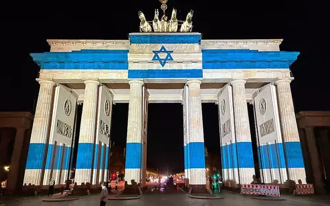 Brandenburger Tor in den Farben von Israel am 07.10.2026 - Foto: via dts Nachrichtenagentur