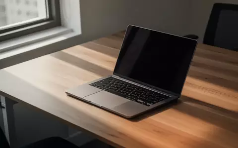 Ein moderner, minimalistischer Arbeitsplatz mit einem Laptop auf einem Holztisch bei natürlichem Licht. - Foto: über boerse-global.de