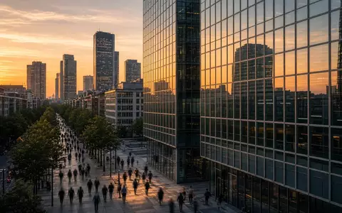 Moderne Bürogebäude im Frankfurter Bankenviertel während der goldenen Stunde. - Foto: über boerse-global.de
