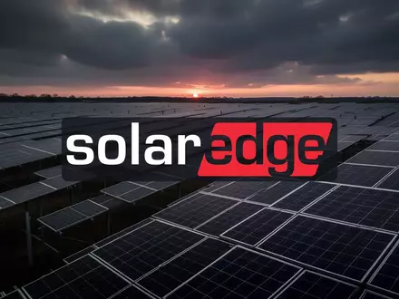 Moderne Solaranlage unter einem dramatischen, bewölkten Himmel als Symbol für den Energiesektor - Foto: über boerse-global.de