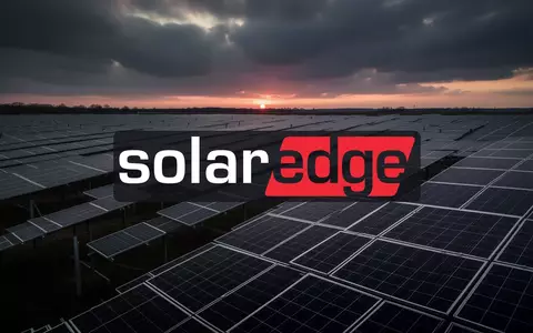 Moderne Solaranlage unter einem dramatischen, bewölkten Himmel als Symbol für den Energiesektor - Foto: über boerse-global.de