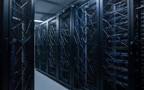Ein minimalistischer, hochmoderner Serverraum mit ordentlich verkabelten Serverschränken in kühler, bläulicher Beleuchtung. - Foto: über boerse-global.de