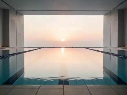 Ein ruhiges, minimalistisches Schwimmbecken bei natürlichem Licht, das die Atmosphäre von Fitness und Erholung einfängt. - Foto: über boerse-global.de