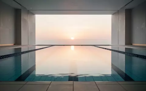 Ein ruhiges, minimalistisches Schwimmbecken bei natürlichem Licht, das die Atmosphäre von Fitness und Erholung einfängt. - Foto: über boerse-global.de