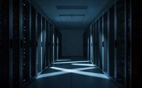 Dunkler, moderner Serverraum mit blauer Beleuchtung und geometrischen Schatten. - Foto: über boerse-global.de