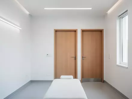 Ein leerer, modern eingerichteter Behandlungsraum in einer Arztpraxis mit heller, klinischer Atmosphäre. - Foto: über boerse-global.de