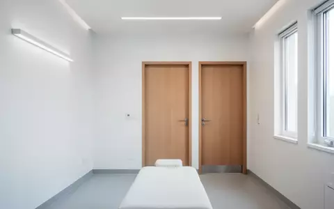 Ein leerer, modern eingerichteter Behandlungsraum in einer Arztpraxis mit heller, klinischer Atmosphäre. - Foto: über boerse-global.de