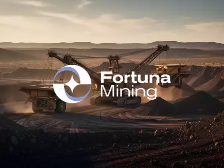Moderne Goldmine in einer kargen Landschaft bei Sonnenuntergang als Symbol fĂĽr den Bergbausektor. - Foto: ĂĽber boerse-global.de