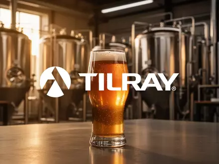 Ein Glas Craft Beer in einer modernen Brauerei mit atmosphärischer Beleuchtung. - Foto: über boerse-global.de