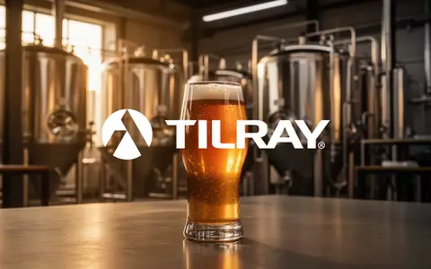 Ein Glas Craft Beer in einer modernen Brauerei mit atmosphärischer Beleuchtung. - Foto: über boerse-global.de