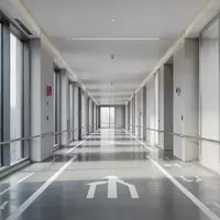 Ein moderner, minimalistischer Flur in einem Bürogebäude mit klaren architektonischen Linien und hellem Tageslicht. - Foto: über boerse-global.de