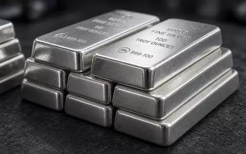 Mehrere gestapelte Silberbarren auf einem dunklen, texturierten Untergrund bei weichem, professionellem Licht. - Foto: über boerse-global.de