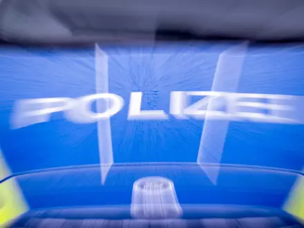 Die Polizei sperrte die Unfallstelle für mehrere Stunden. (Symbolbild) - Foto: Soeren Stache/dpa