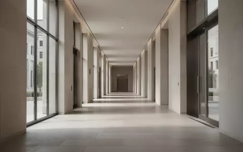 Ein leerer, architektonisch gestalteter Flur in einem modernen Regierungsgebäude bei Tageslicht. - Foto: über boerse-global.de