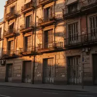 Ein mehrstöckiges, gealtertes Wohngebäude in einer städtischen Umgebung von Madrid mit verwitterter Fassade. - Foto: über boerse-global.de