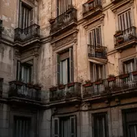 Die Fassade eines alten Wohnhauses im Madrider Stadtteil Retiro mit geschlossenen Fensterläden und schmiedeeisernen Balkonen. - Foto: über boerse-global.de
