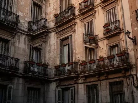 Die Fassade eines alten Wohnhauses im Madrider Stadtteil Retiro mit geschlossenen Fensterläden und schmiedeeisernen Balkonen. - Foto: über boerse-global.de