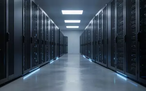 Ein moderner, minimalistischer Serverraum mit blauer Beleuchtung und glatten Betonböden, der digitale Sicherheit symbolisiert. - Foto: über boerse-global.de