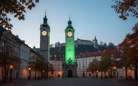 Der grün beleuchtete Grazer Uhrturm bei Dämmerung als Symbol für die seelische Gesundheit. - Foto: über boerse-global.de
