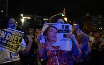 Die Zwangsräumung der 87-jährigen Spanierin Maricarmen Abascal aus der Wohnung, in der sie 70 Jahre gelebt hatte, löste die Massenproteste gegen die Wohnungsnot aus. Nun ist sie in einem Krankenhaus gestorben. (Archivbild) - Foto: Matteo Secci/ZUMA Press Wire/dpa