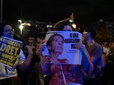 Die Zwangsräumung der 87-jährigen Spanierin Maricarmen Abascal aus der Wohnung, in der sie 70 Jahre gelebt hatte, löste die Massenproteste gegen die Wohnungsnot aus. Nun ist sie in einem Krankenhaus gestorben. (Archivbild) - Foto: Matteo Secci/ZUMA Press Wire/dpa