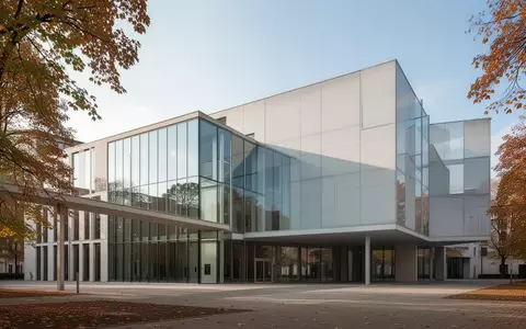 Moderne Glas- und Betonarchitektur eines Regierungsgebäudes in Berlin bei klarem Herbstwetter. - Foto: über boerse-global.de