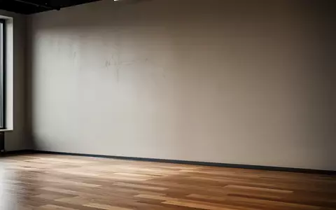 Ein minimalistischer, leerer Fitnessraum mit einer schlichten Wand und Holzboden in natürlichem Tageslicht. - Foto: über boerse-global.de