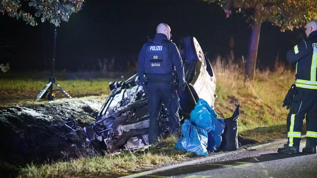 Das beteiligte Auto geriet bei dem schweren Unfall in Brand. - Bild: Annette Riedl/dpa