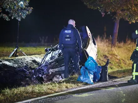 Das beteiligte Auto geriet bei dem schweren Unfall in Brand. - Foto: Annette Riedl/dpa