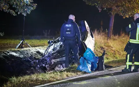 Das beteiligte Auto geriet bei dem schweren Unfall in Brand. - Foto: Annette Riedl/dpa