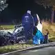 Das beteiligte Auto geriet bei dem schweren Unfall in Brand. - Bild: Annette Riedl/dpa
