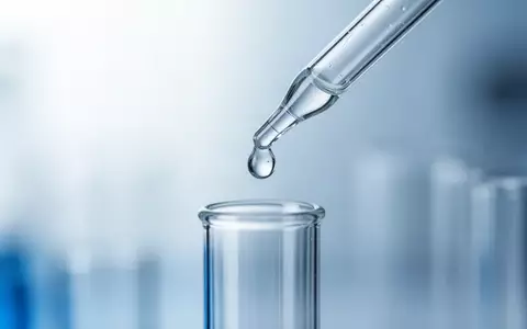 Eine Pipette gibt einen Tropfen Flüssigkeit in ein steriles Reagenzglas in einem medizinischen Labor. - Foto: über boerse-global.de