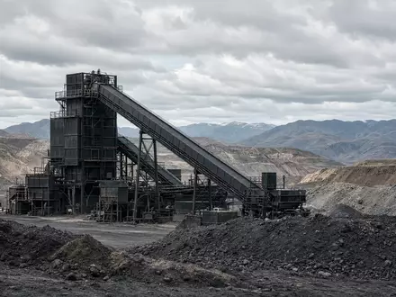 Moderne industrielle Graphit-Minenanlage in einer weitläufigen Landschaft bei Tageslicht. - Foto: über boerse-global.de