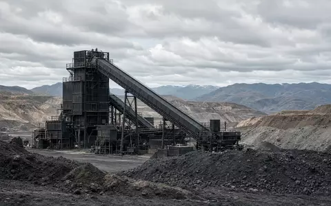Moderne industrielle Graphit-Minenanlage in einer weitlĂ€ufigen Landschaft bei Tageslicht. - Foto: ĂŒber boerse-global.de