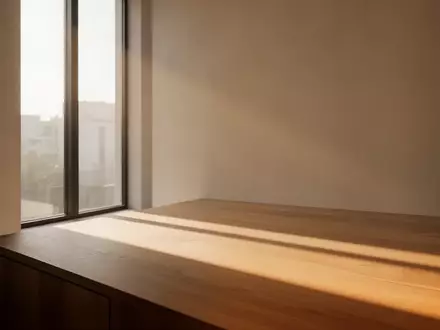 Ein minimalistischer, lichtdurchfluteter Raum mit sanften Schatten, der Ruhe und Klarheit ausstrahlt. - Foto: über boerse-global.de