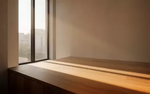 Ein minimalistischer, lichtdurchfluteter Raum mit sanften Schatten, der Ruhe und Klarheit ausstrahlt. - Foto: über boerse-global.de