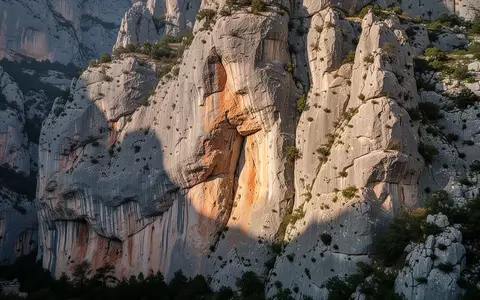 Steile, zerklüftete Kalksteinfelswand im Sonnenlicht in der Verdon-Schlucht. - Foto: über boerse-global.de