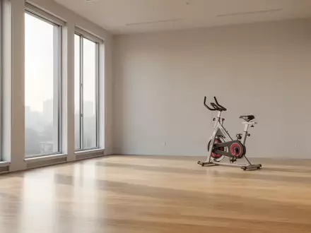 Ein heller, minimalistischer Physiotherapieraum mit einem Ergometer vor einer schlichten Wand. - Foto: über boerse-global.de