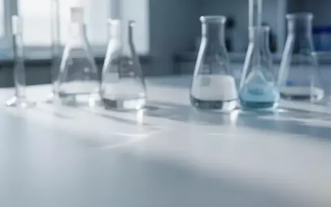 Eine klinische Laborumgebung mit wissenschaftlichem Glasgerät in einer sterilen, hellen Atmosphäre. - Foto: über boerse-global.de