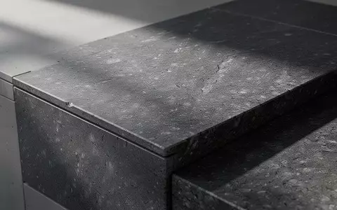 Eine minimalistische, dunkelgraue Steinoberfläche in natürlichem Licht, die für Datensicherheit und Vertrauen steht. - Foto: über boerse-global.de