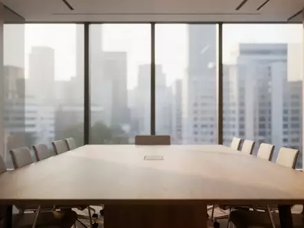 Ein heller, moderner Konferenzraum mit einem großen Holztisch und Blick auf eine Stadtkulisse bei natürlichem Licht. - Foto: über boerse-global.de