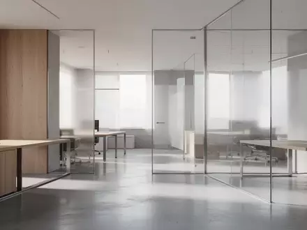 Ein minimalistischer, heller Arbeitsbereich mit moderner Architektur, poliertem Boden und klaren geometrischen Linien. - Foto: über boerse-global.de