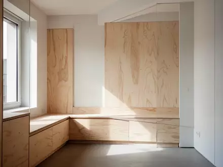 Minimalistischer, lichtdurchfluteter Wohnraum mit maĂgefertigten Holzeinbauten und klaren architektonischen Linien. - Foto: ĂŒber boerse-global.de