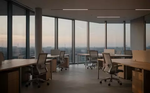 Ein minimalistisch gestalteter, leerer Büroarbeitsplatz mit moderner Architektur und sanftem Tageslichteinfall. - Foto: über boerse-global.de