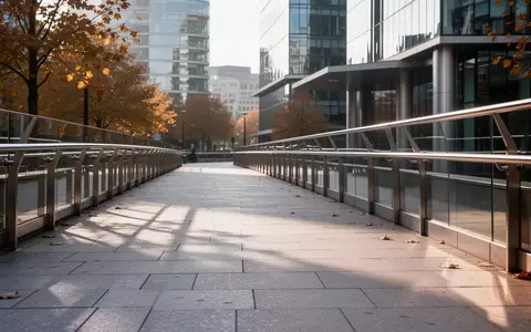 Ein moderner, leerer Gehweg im Londoner Finanzdistrikt Canary Wharf bei Tageslicht. - Foto: über boerse-global.de