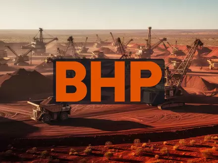 Weitläufige industrielle Bergbauanlage in einer sonnendurchfluteten Wüstenlandschaft mit metallischen Texturen. - Foto: über boerse-global.de