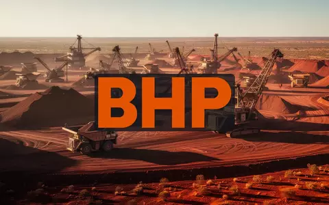 Weitläufige industrielle Bergbauanlage in einer sonnendurchfluteten Wüstenlandschaft mit metallischen Texturen. - Foto: über boerse-global.de